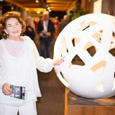 Ei-Skulpturen am Gstaad Menuhin Festival - Jeanette de Vigier von der Galerie «Les Hirondelles» in Gstaad vor den Skulpturen im Eingangsbereich des Festivalzelts. FOTO: RAPHAEL FAUX/GSTAADPHOTOGRAPHY.COM