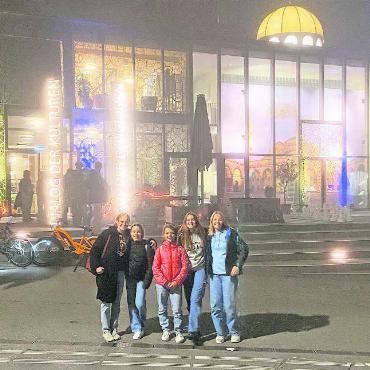 Besuch an der Nacht der Religionen - «E coole Abe!» – Von links: Siena, Larina, Anika, Olivia und Laura vor dem Haus der Religionen. FOTOS: MARIANNE KELLENBERGER