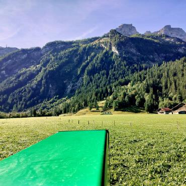 Feldschützen Gsteig mit Heimsieg am Amtscup - Foto unten: Sicht am Morgen aus dem Schützenstand Richtung Zielscheiben mit schönem Panorama.