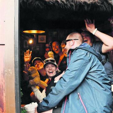 Swatch Beach Pro Gstaad 2025 - Reges Treiben in der Selfie-Box, welche die Bergbahnen Destination Gstaad im Beach Village platziert hatten.