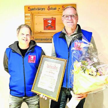 Fritz Heimberg zum Ehrenpräsidenten ernannt - Während 26 Jahren amtete Fritz Heimberg als Präsident der Sportschützen Gstaad-Saanen. Nun wurde er zum Ehrenpräsidenten ernannt. Links sein Nachfolger Mike Burri. FOTO: ZVG