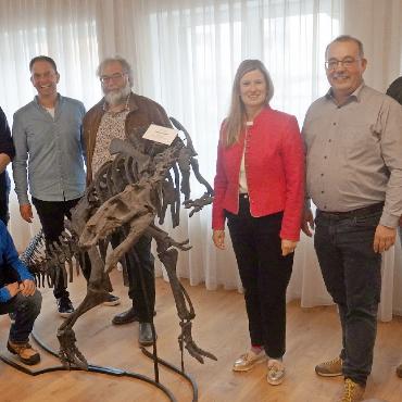 Osteraustellung im Kulturhaus Lenk: Alles begann mit einem 1.-April-Scherz - Sie trugen neben vielen anderen massgeblich zum Gelingen des Aprilscherzes sowie zur Ausstellung bei: Markus Bächler (kniend), Stefan Frieden, Volker Herzog, François Escuillié, Helena Galanakis, René Müller und Oliver Zolin.    FOTOS: ZVG