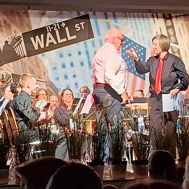 Herbstkonzert der BBHS unter amerikanischer Flagge - Sandra Jost, Präsidentin, bedankt sich bei Martin Jaberg für die gute Moderation des Konzertabends.