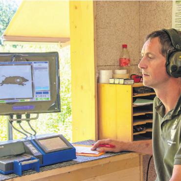 Jagd ist mehr als das Erlegen von Tieren - Remo Schönmann, ehemaliger Schiessobmann, konnte an Hand der ausgefeilten Elektronik sofort feststellen, wo das Wildschwein getroffen wurde. FOTOS: ERICH KÄSER