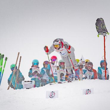 Lars Rösti bleibt unschlagbar: Heimspiel vor Nachwuchs und Fans - «Hopp, Hopp, Hopp Lars!»: Die Nachwuchsskiathleten der JO St. Stephan feuern den Weltcupfahrer Lars Rösti lautstark an.    FOTO: MARCO MINNIG