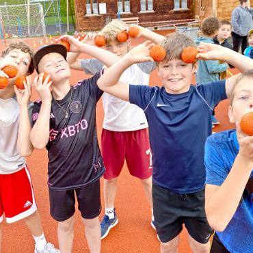Dynamische Vielfalt am Sporttag in Schönried - Ein bisschen Spass darf sein!