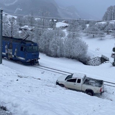 Verunfalltes Auto neben Bahngleis gelandet - Das Fahrzeug fuhr eine Böschung hinunter, überschlug sich und kam schliesslich neben den Gleisen zum Stillstand. (Foto: Kapo Bern)