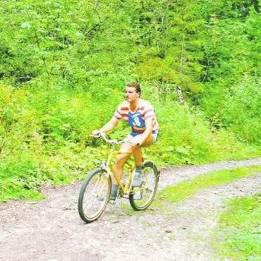 Der Saaner Mountainbike-Pionier - Kurze Hosen, kein Helm oder Protektoren, eine Startnummer um die Brust wie bei einem Skirennen: ein Teilnehmer eines Saaner Mountainbike-Rennens von 1988.