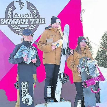 Zweimal Silber mit dem Snowboard - Mia Hauswirth (links) platzierte sich zwischen der Siegerin Noelia Frey (Mitte) und Leana Baettig auf Rang 3. FOTO: ZVG