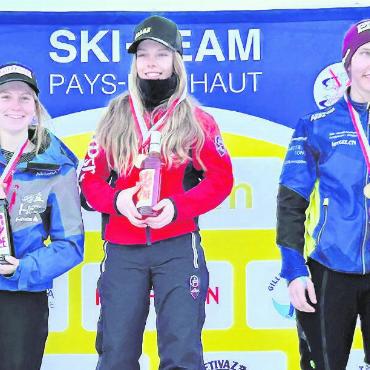 Viele Top-Resultate im Skisport - Und dann, am Sonntag stand sie doch noch zuoberst auf dem Podest: Larina von Siebenthal setzte sich im zweiten Slalomrennen gegen Lucie Philipp aus Genf (links) und Jessica Schwizguebel aus Châteaud’Oex durch.