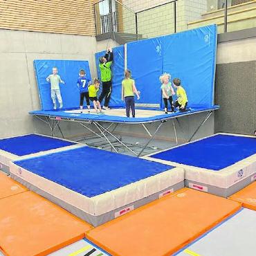 Grosser Erfolg für «Bewegte Momente» in der Turnhalle Ebnit - Das Trampolin war immer voll besetzt. FOTO: ZVG