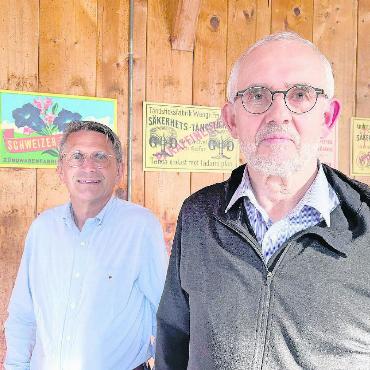 Rundgang durch schützenswertes Ortsbild - Verabschiedet wurde Sekretär Urs Treuthardt (Erlenbach, rechts) und ein Präsent für 30 Jahre Vorstandstätigkeit erhielt Kassier und Präsident ad interim Ueli Bärtschi (Gwatt/Frutigen). FOTO: ZVG