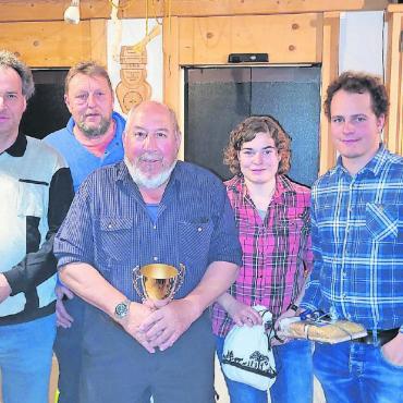 Schönrieder Club- und Gewerbeturnier - Die Gewinner der Wanderpokale: v.l. Team «Post» (höchstes Punktetotal) mit Reto Janz, Hanspeter Dolder, Christian Oehrli, Otto Knöri (Jassen); und Team «Glockenrutscher» (Ranglistenmitte) mit Valeria Blatter, Jonas Gobeli, Erich von Grünigen; es fehlen: Hans Peter Schwenter und Didier Keller. FOTO: ZVG