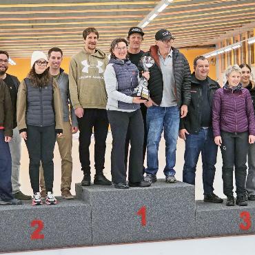 Gold, Silber und Bronze nicht nur in Cortina, sondern auch beim Curlingturnier des Gewerbevereins - Die strahlenden Sieger: 1. Rang: Team Mal Luege, SR sales & rental GmbH, Saanen, Skip: Sascha Ruf; 2. Rang: Team Baugleiter, Kleger & Koller Architekten AG, Skip: Bernhard Reichenbach; 3. Rang: Team Kässeliwüscher II, Raiffeisenbank Obersimmental Saanenland, Skip: Carina Mark. . FOTOS: EUGEN DORNBIERER-HAUSWIRTH