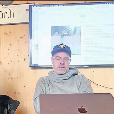 Pilotprojekt verstaubt auf den Pulten in Bern - Generalversammlung des Vereins Schür.li: Michi Gehret flankiert von Nadine Zingre-Kübli (links) und Matthias Ludi.