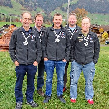 Silber für die Feldschützen Lauenen - Die Feldschützen Lauenen mit (v.l.) Peter Trachsel, Heinz Würsten, Mathias Trachsel, Stefan Annen und Rolf Reichenbach gewannen die Silbermedaille in der Kategorie E. FOTO: MARCEL MARMET