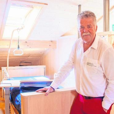 Hilfe ist da, wenn man sie braucht - Bernhard Frei in seinen Räumlichkeiten im alten Spital Saanen. Vom Besteckgriff für feinmotorisch Eingeschränkte bis zum vollausgestatteten Krankenbett findet man im Shop der BTV for Partners alle Hilfsmittel für die richtige Betreuung von pflegebedürftigen Personen. Dazu Beratungen rund im die Betreuung zu Hause. FOTO: KEREM MAURER