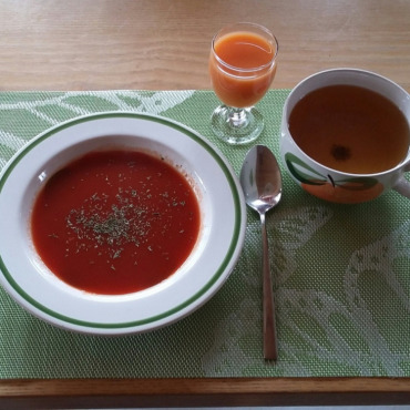 «Was? Fasten und dazu noch wandern –  bist du komplett verrückt geworden?!» - Auch während einer Fastenkur kann man gepflegte Dreigänger zubereiten, wie Angela Aegerter mit diesem Bild beweist: Tomatensuppe (gewärmter Tomatensaft mit Kräutern), ein Glas fruchtiger Biotta-Saft und Tee.   (Foto: Angela Aegerter)
