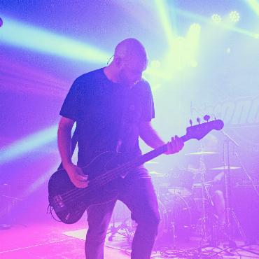 Mad Muni tollte durch das Wasser - Die schwedischen Punkrocker von «Misconduct» (links und rechts) und «No Fun at All».