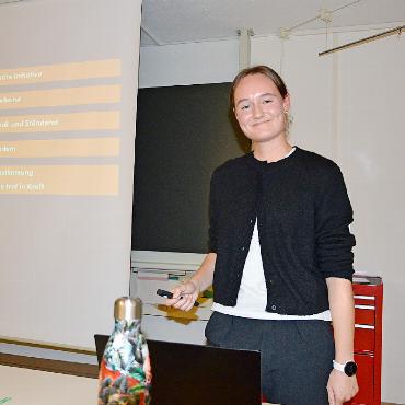 Von Kühen, Sport und gleichgeschlechtlichen Ehen - Auf den Geschmack gekommen: Nach der grossen Recherche zum Thema «Ehe für alle» möchte Alina Schwander Politikwissenschaften studieren.