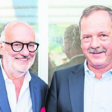 Ein Glas auf das 67. Mal Gstaad Menuhin Festival & Academy - Hans-Ueli Tschanz, Verwaltungsratsmitglied Gstaad Menuhin Festival & Academy, und Toni von Grünigen, Gemeindepräsident Saanen.