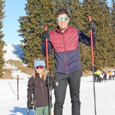 Strahlende Gesichter am Altjahrsapéro von Sparenmoos-Aktiv - GST-Direktor Flurin Riedi gönnte sich einen Familientag und war für Tochter Mila der beste Langlaufleiter. FOTO: ZVG