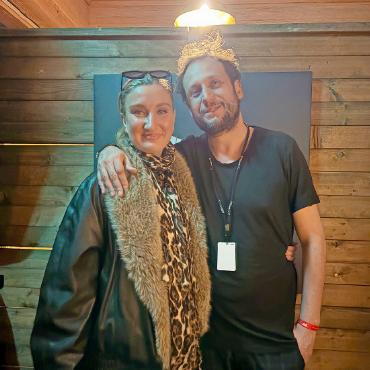Beats über dem Saanenland: Caprices Festival auf dem Eggli - Kerol Kollom, Eventmanagerin des Caprices Festivals, und Festivalgründer Maxime Léonard im Einsatz auf dem Eggli.    FOTO: CLAUDIA HEINE