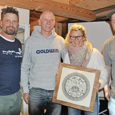 Matthias Zürcher und Mike Haldi neue JO-Leiter - Der Skiclub Schönried bedankte sich bei Anna und Mike von Grünigen für 18 Jahre JO-Leitung: v.l. Mike Haldi (neuer JO-Leiter), Mike und Anna von Grünigen, Matthias Zürcher (neuer JO-Leiter). FOTOS: ZVG
