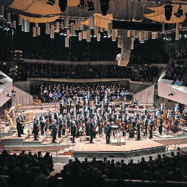 Silvesterkonzert der Berliner Philharmoniker – live via Satellit im Ciné-Theater Gstaad - Das Ciné-Theater Gstaad überträgt das Silvesterkonzert der Berliner Philharmoniker live. FOTO: ZVG