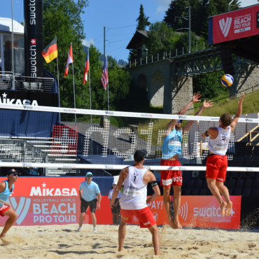 Schweizer Beachvolleyballherren im Einsatz - Yves Haussener und Quentin Metra zeigten fantastischen Kampfgeist im zweiten Satz gegen die Weltmeister aus Norwegen. Foto: AvS