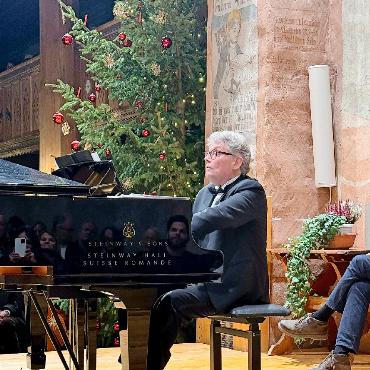 Plácido Domingo: eine Herzensangelegenheit - Pianist James Vaughan unterstützte die Sänger erstklassig. FOTO: TINA DOSOT
