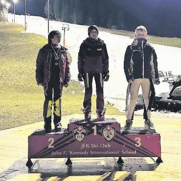 «JFK Ski Club Slalom Challenge by night»: drei Zweifachsiege - Der zweimalige Sieger Damian Matti zuoberst auf dem Podest.