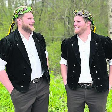 Zwei Kränze für die Gebrüder Aellen - Aellen Philipp (links) und sein Bruder Florian im Kranz-Glück. FOTO: ZVG