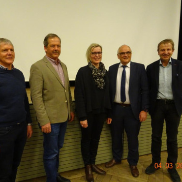 Heisse Eisen auf dem Tisch - Hoher Besuch bei der SVP Saanen: v.l. Präsident Emil Trachsel, Gemeindepräsident Toni von Grünigen, Regierungsratskandidatin Astrid Bärtschi, Regierungsrat Pierre Alain Schnegg und Nationalrat Erich von Siebenthal. (Foto: zVg)