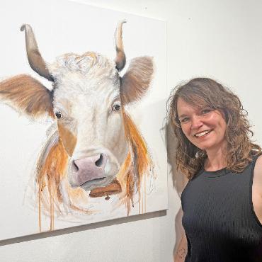 Im Wandel der Zeit: erfolgreiche Generationenausstellung im Museum der Landschaft Saanen wird verlängert - Denise Schwizgebel vor einem ihrer Lieblingsbilder.
FOTO: TINA DOSOT