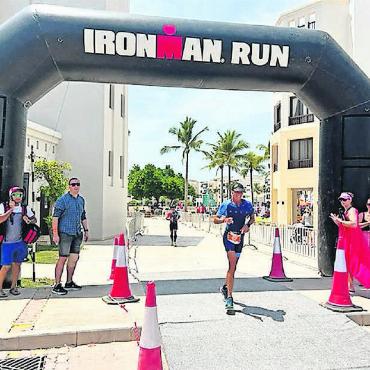Dritter Rang beim Ironman im Oman - In Aktion: Carina Jones aus Gstaad beim Ironman 70.3 in Salalah. FOTOS: ZVG