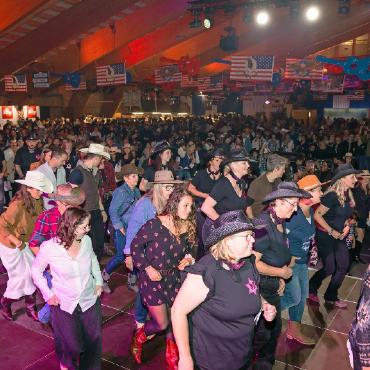 Country Night Nummer 36 in Gstaad - Viele Besuchende liessen sich zum Linedance animieren.