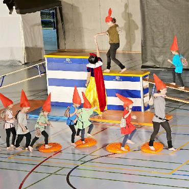 Eine fabeltastische Turnshow - «Die sieben Zwerge» mit Schneewittchen wurden mit Herzblut vom KiTu vorgeführt.