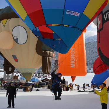 Heissluftballons gegen den Wind