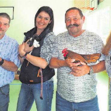 Erfolgreiche Jungtierschau des VKO Simme-Saane - Erfolgreiche Jungtierschau des VKO Simme-Saane: Bruno Eschler, Lilian Bieri, Gemeindepräsident Albert Wampfler mit dem gefiederten Prachtskerl «Sebright Gold» seines Bruders Samuel Wampfler aus dem Gsteig und Jungzüchterin Svenja Eschler. FOTO: STEFAN PFANDER