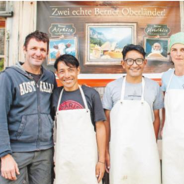 Jahresrückblick 2025 – Wirtschaft: ein Jahr im Zeichen des Wandels - Das Käseteam auf der Alp Turnels: v.l. Daniel Michel, Nima Chiring, Dawa Norbu und Ursula Michel. FOTO: KEREM MAURER