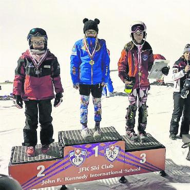 Drei Doppelsiege an der JFK Ski Club Slalom Challenge im Racing Center - Die Gewinnerinnen der Medaillen des ersten Rennens der jüngeren Mädchen.