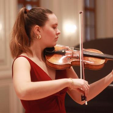 Aufregende Langsamkeit - Anna Naomi Schultsz, die Gewinnerin des Publikumspreises 2022 der «Jeunes Etoiles» des Gstaad Menuhin Festival. FOTO: RAPHAEL FAUX