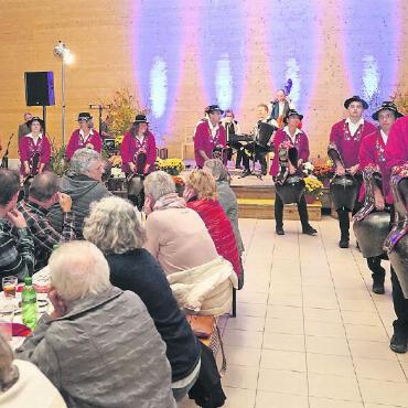 Volkstümliche Klänge in der Airporthalle Saanen - Der Treichlerklub Gsteig eröffnete das Konzert. FOTOS: HANS BETTLER