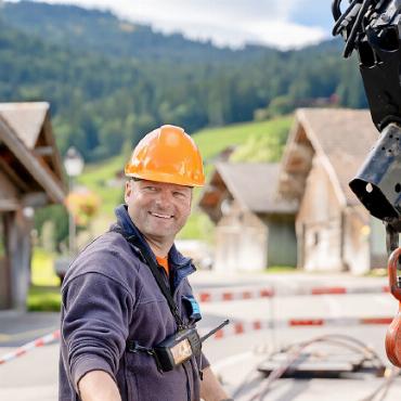 Nach Hangrutsch in Lauenen: Die BKW wechselt das unterirdische Stromkabel aus - Die BKW-Mitarbeitenden wechselten das unterirdische Mittelspannungskabel aus.