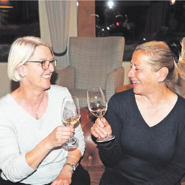 Die Volkshochschule lässt nicht locker - Carole Ziörjen (links) und Ulrike Spitzer halten der Volkshochschule Obersimmental-Saanenland seit 15 Jahren die Kursleitertreue. FOTO: JENNY STERCHI