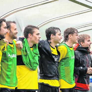 Aufstieg geschafft! - Gebannt verfolgen die Teamkollegen das Spiel auf dem Feld…