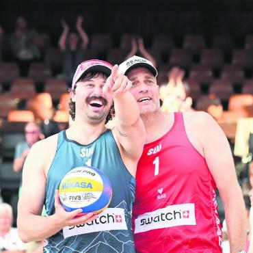 Swatch Beach Pro Gstaad 2025 - Am Promispiel hatte nicht nur das Publikum Spass. Ryan Regez und Sascha Heyer suchen ein Ziel für den signierten Ball.