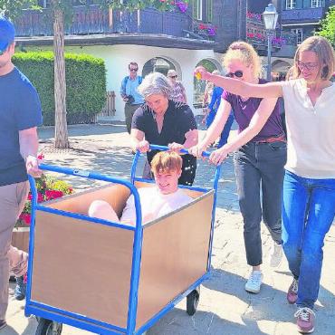 Doppeltaufe im Namen Gutenbergs - Gechillt lässt sich Sven Pieren durch die Promenade bis zum Chälblibrunnen fahren. Nach seiner erfolgreich abgeschlossenen Polygrafenlehre war er darauf gefasst, dass er früher oder später mit dem jahrhundertealten Brauch in Berührung kommen wird. FOTOS: SONJA WOLF