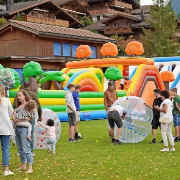Spiel, Spannung und Wetterglück am Herbstfest - Die beachtliche Hüpfburg brachte leuchtende Farben in das Geschehen.